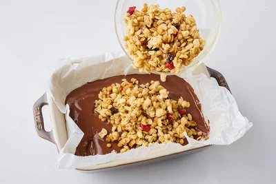 グラノーラを加えて混ぜる