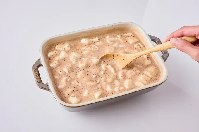 マシュマロが溶けるまで、しっかりスプーンや菜箸などで混ぜる