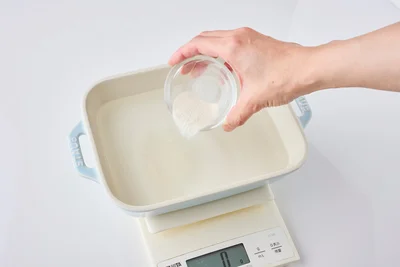 耐熱容器に水、粉寒天を入れてよく混ぜる