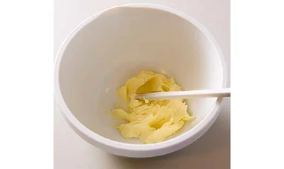 バターをなめらかになるまで練ります