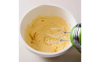 なめらかな状態になるまで混ぜます