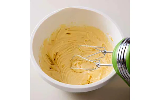 なめらかな状態になるまで混ぜます