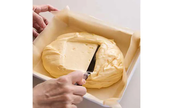 パレットナイフなどで平らにならします