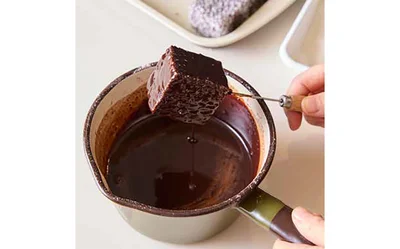 余分なソースを振り落とします