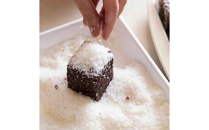 ココナッツファインの上で転がし、全体にまぶします