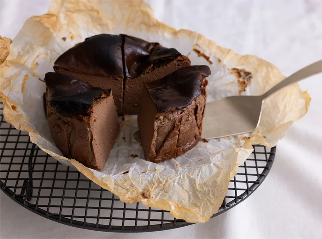 クリームチーズも生クリームも不使用！ 口溶けなめらか「バスク風チーズケーキ チョコレート」