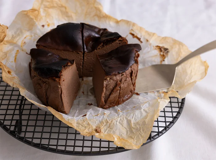 クリームチーズも生クリームも不使用！ 口溶けなめらか「バスク風チーズケーキ チョコレート」