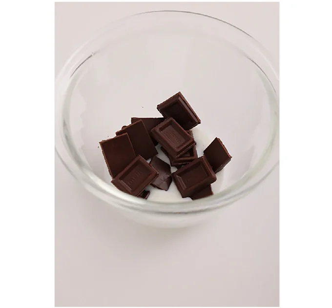 ボウルにチョコレートと牛乳20gを入れ、湯煎または電子レンジで溶かす