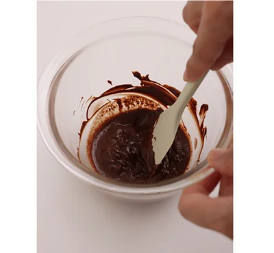 チョコレートが溶けたらなじむまでゴムベラでよく混ぜる