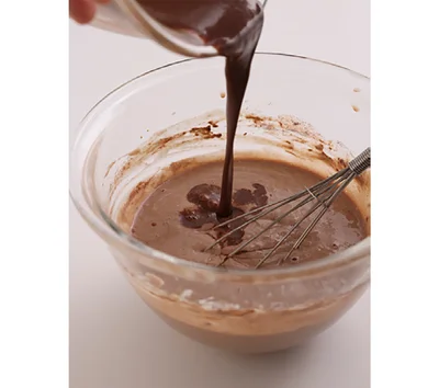 チョコと牛乳を混ぜたものを加えて混ぜる