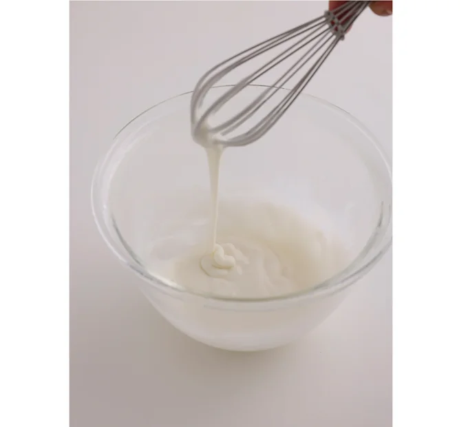 ボウルに餅と牛乳を入れ、ラップをして電子レンジで2分加熱する