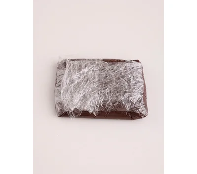 ラップの上に流し、包んで冷蔵庫で冷やす