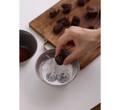 粉糖またはココアパウダーをまぶす