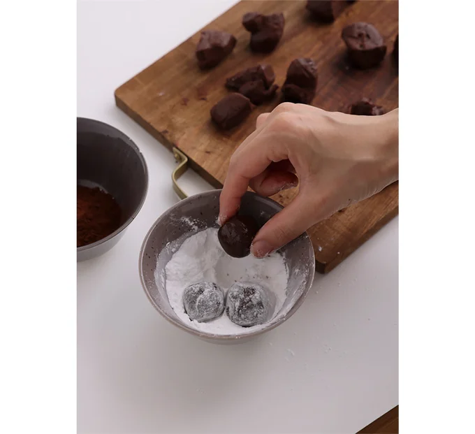 粉糖またはココアパウダーをまぶす