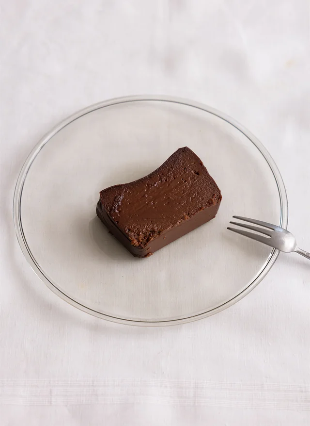 生クリームやバター不使用とは思えない!? クリーミーなほろにが味の「贅沢チョコテリーヌ」