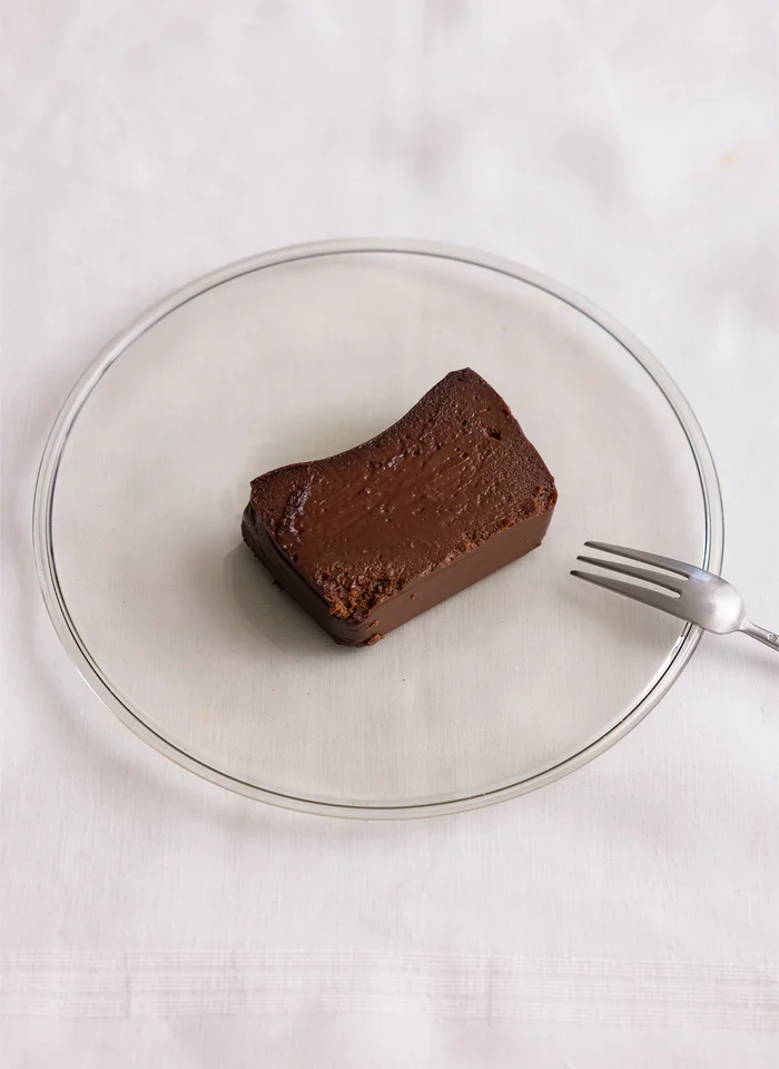 生クリームやバター不使用とは思えない!? クリーミーなほろにが味の「贅沢チョコテリーヌ」