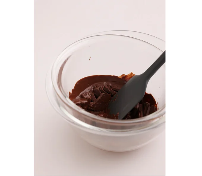 ボウルにチョコレートを入れ、湯煎または電子レンジで溶かす