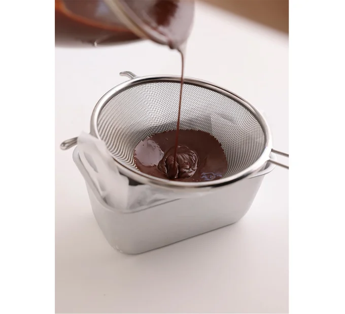 生地をこして型に流し入れ、バットに置く