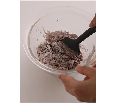 ボウルに溶いた卵、砂糖、油を入れてゴムベラで混ぜる