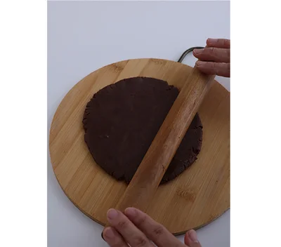 生地を麺棒で型よりひと回り大きくのばす