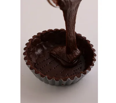 型に流し入れ、平らにならす