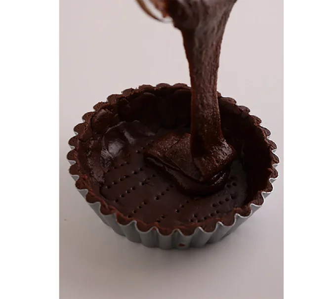 型に流し入れ、平らにならす