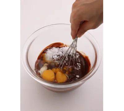 砂糖と卵を加えて混ぜる