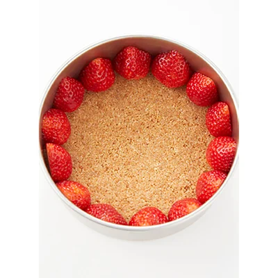 外側にいちごの断面がくるように並べます