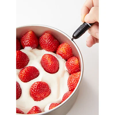 いちごの中心に印をつけます