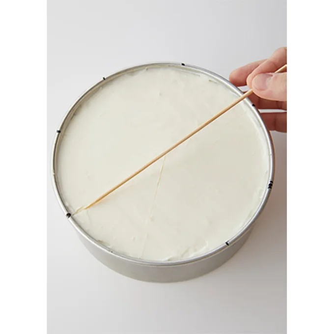 型を外す前に竹串でケーキにも印をつける
