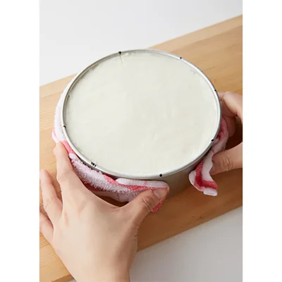 レンジでチンした濡れぶきんで型を覆い、温めると抜きやすい