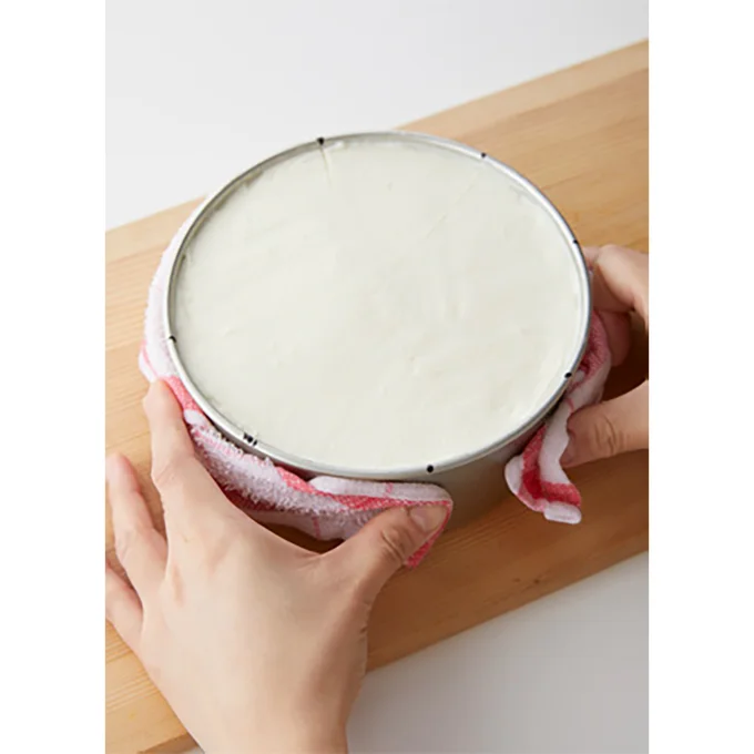 レンジでチンした濡れぶきんで型を覆い、温めると抜きやすい