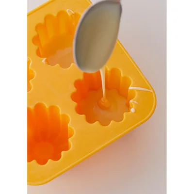 型の内側にチョコが行き渡るように