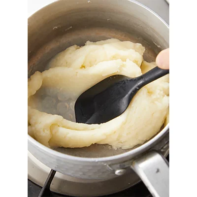 ゴムベラで練り混ぜる