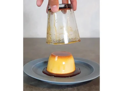 皿から真上にグラスを引き上げる