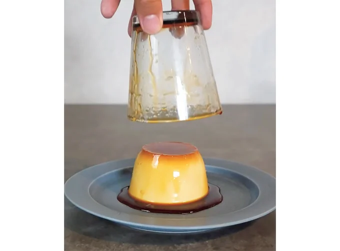 皿から真上にグラスを引き上げる