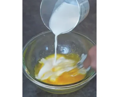 卵液に牛乳と生クリームを加える