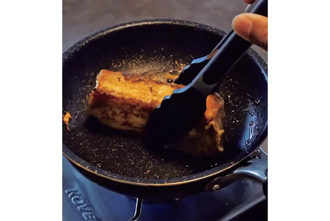 食パンは半分ずつバターで丁寧に焼く