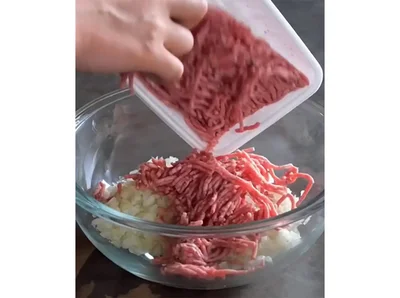 たっぷりのタマネギに挽き肉を入れる