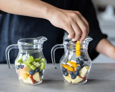 ピッチャーにフルーツを入れる