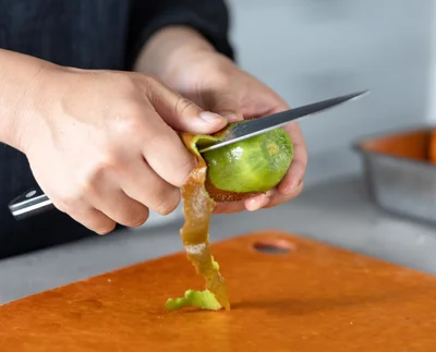 キウイは皮をむいて一口サイズに