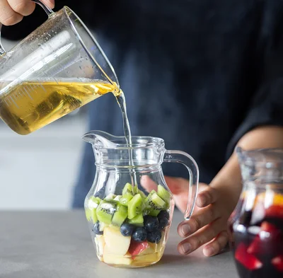 ジュースを注ぐ