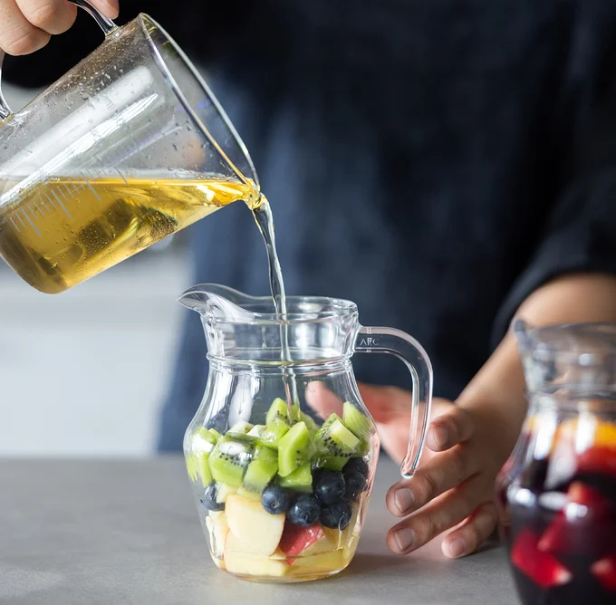 ジュースを注ぐ