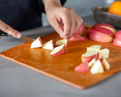 リンゴはよく洗い皮つきのままカット