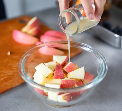 レモン果汁をかけて軽く混ぜておく
