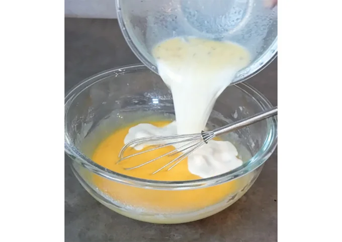 溶き卵を加えた後に、残りの牛乳を注ぐ