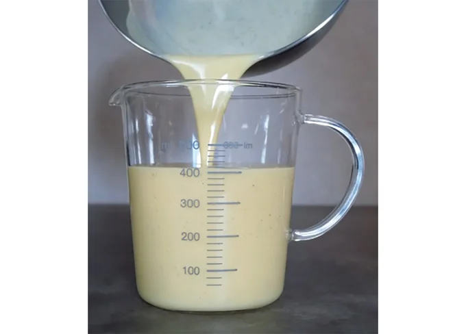 卵液は漉してから注ぎ口のある容器に移す