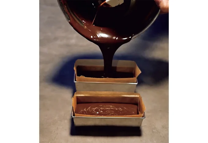 型に流し入れ、軽く底を叩いて空気を抜く