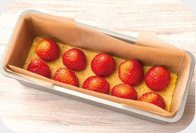 苺10個を並べて冷蔵庫で冷やす