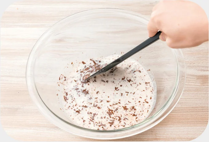 牛乳が温かいうちに刻んだ板チョコも加え、溶かす